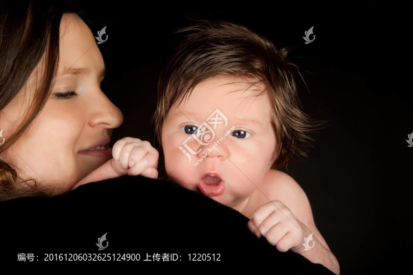 抱著她的孩子