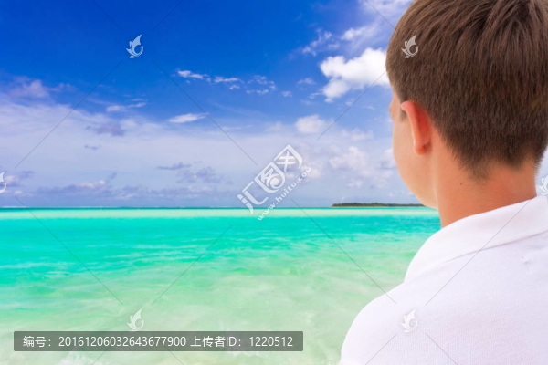 望著熱帶海洋的男孩