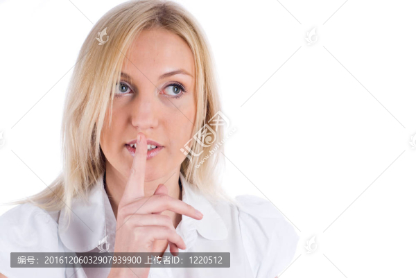 女人指著沉默