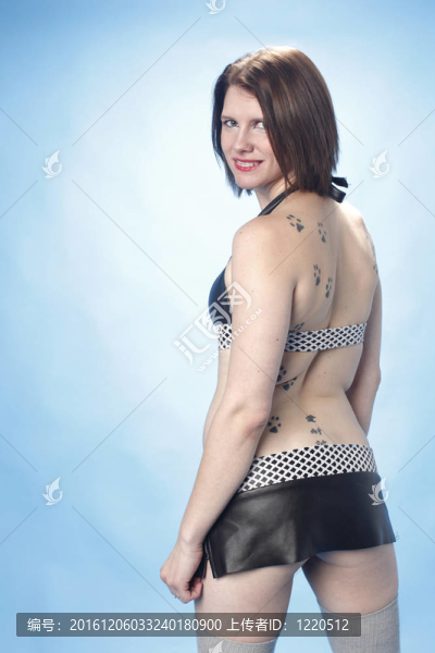 黑色超短裙的女人