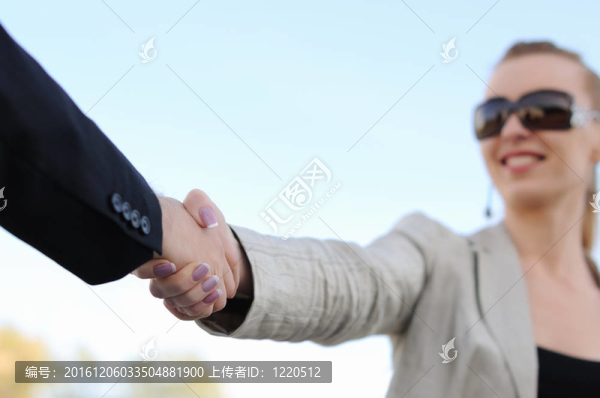 在燈光背景下握手