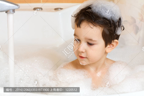 洗澡的小男孩