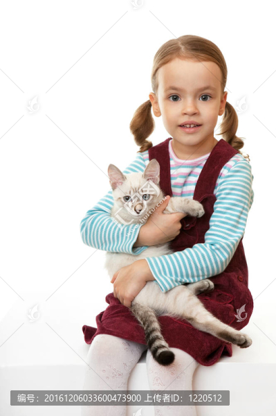 漂亮的小女孩和小貓。