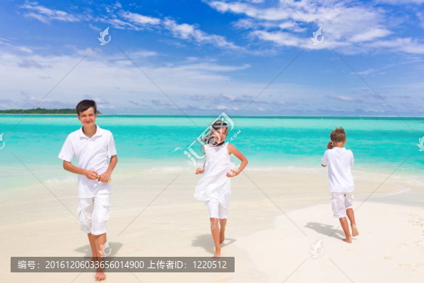 海灘上快樂的孩子們