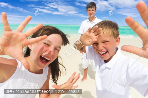 海灘上快樂的孩子們