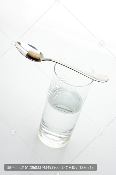 水；湯匙和藥丸