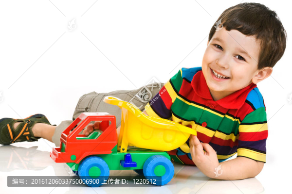 帶玩具車(chē)的小男孩