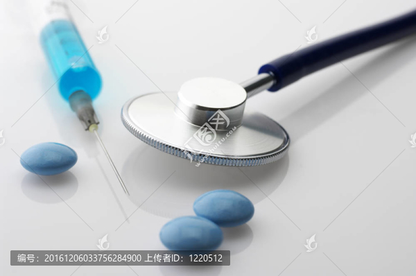 聽診器；注射器和藥