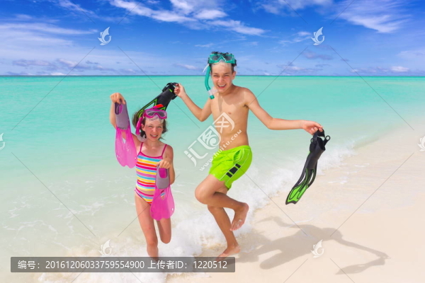 海灘上快樂的孩子們