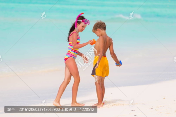 在海灘上玩耍的孩子們