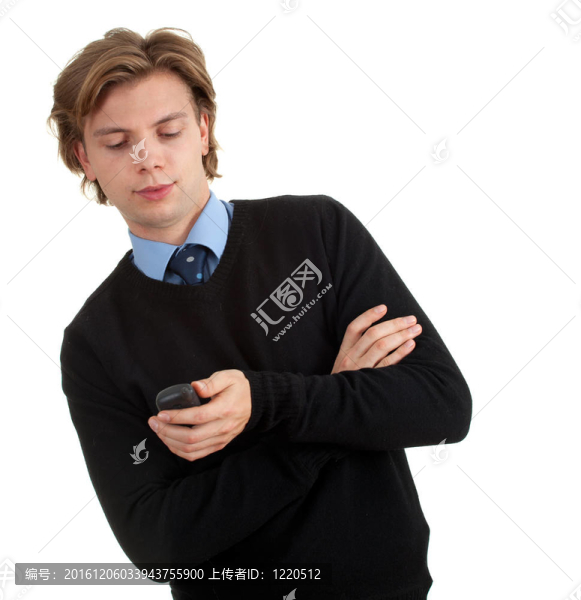 微笑快樂(lè)年輕英俊男子和電話