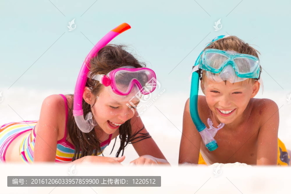 海灘上的快樂男孩和女孩