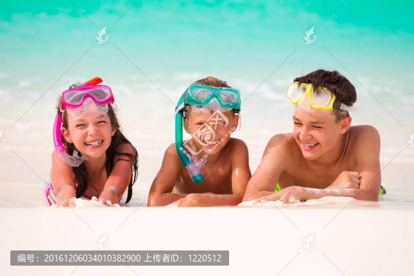 海灘上快樂的孩子們