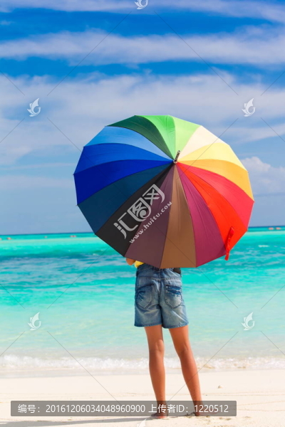 太陽(yáng)傘在海灘上的孩子