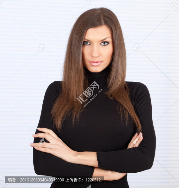 嚴(yán)肅年輕漂亮女人交叉胳膊