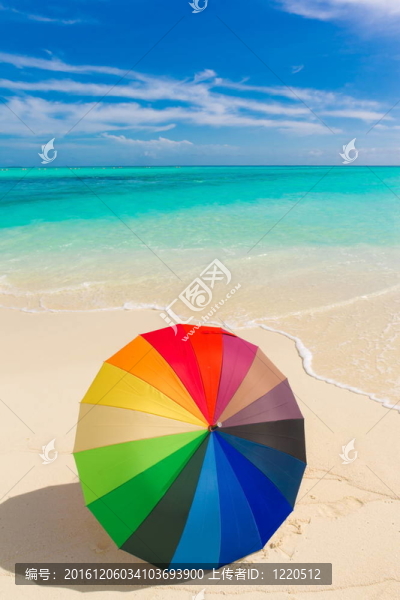 海灘上五顏六色的雨傘