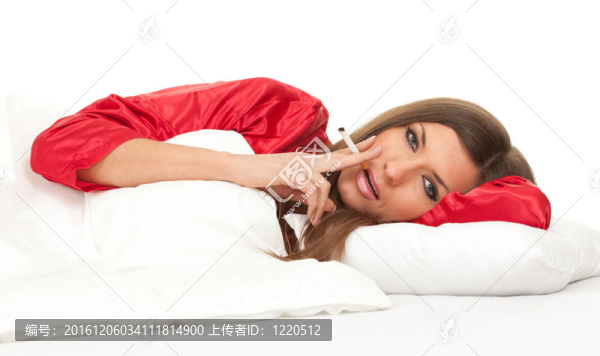 抽煙的漂亮少婦穿著紅色睡衣躺在白色被褥里