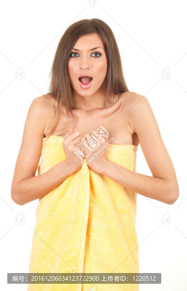嚇壞了的年輕漂亮的女人在黃托維