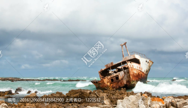 aghullas沉船躺在巖石上的浪花