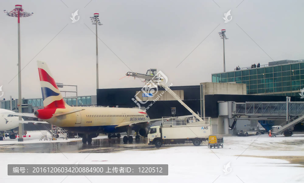 除冰起飛的英國(guó)航空公司的飛機(jī)