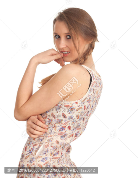 微笑美麗的年輕女子穿著鮮艷的衣服