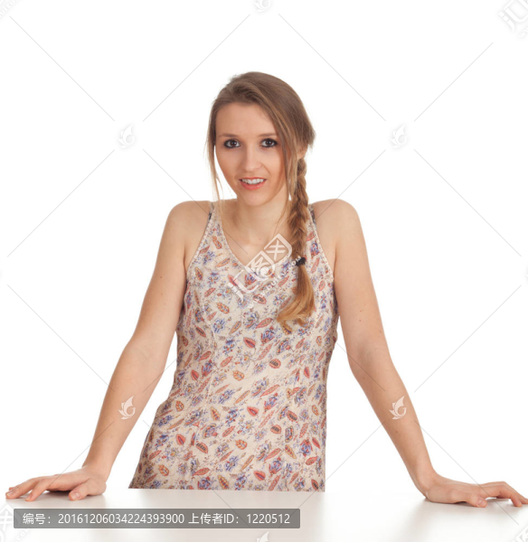 微笑美麗的年輕女子穿著鮮艷的衣服