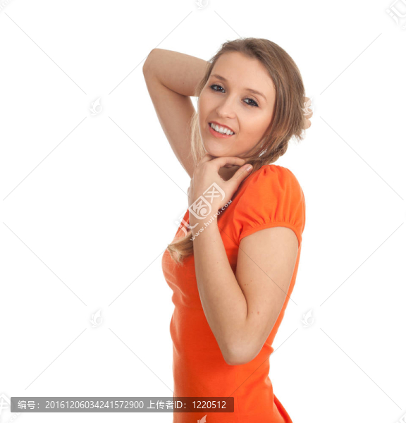 面帶微笑的美麗女子；手掌靠近臉