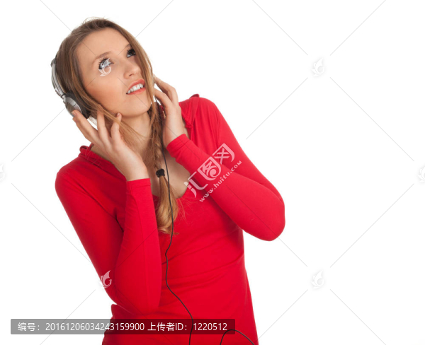 年輕女子在耳機(jī)聽音樂