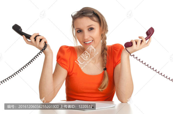 漂亮的女秘書在電話里講話