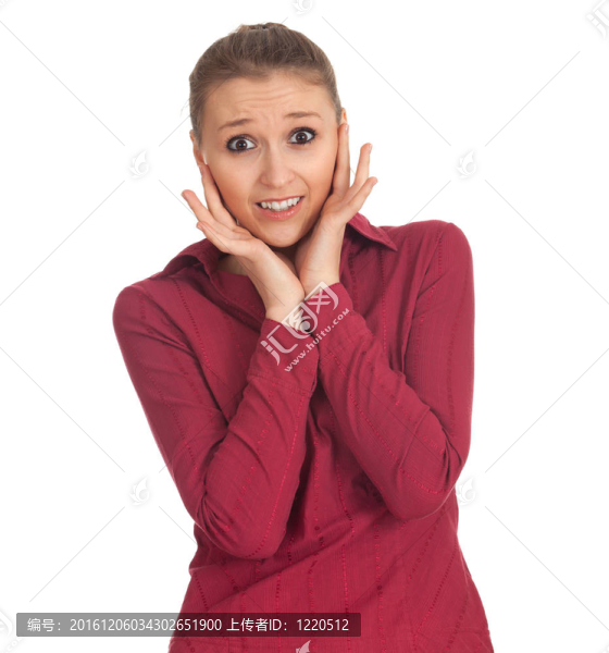 受驚的年輕女子雙手放在臉上