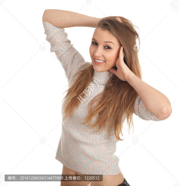 面帶微笑的美麗女子；手掌靠近臉