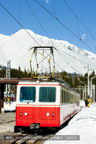 在strbske普萊索站電動汽車；Vysoke,Tatry（高水）；斯洛伐克