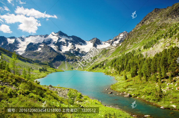 山上的湖