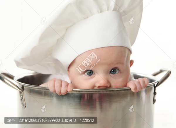 坐在庫存罐中的嬰兒