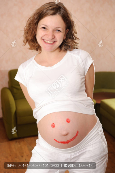孕婦肚子上的微笑符號