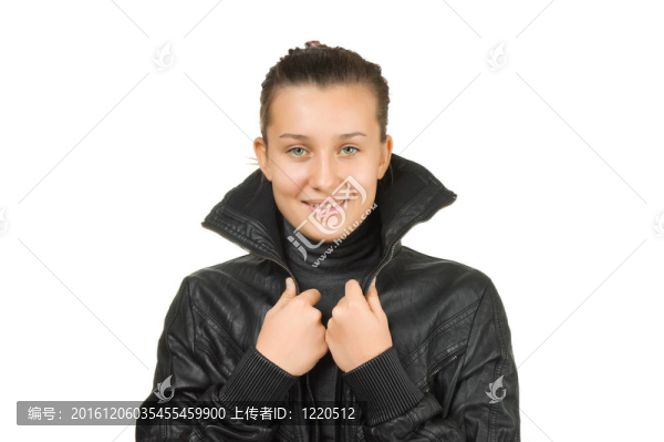 穿著黑色皮夾克的快樂女孩