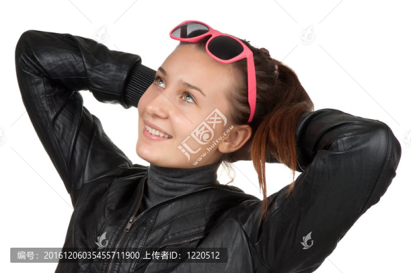 穿著黑色皮夾克的快樂女孩