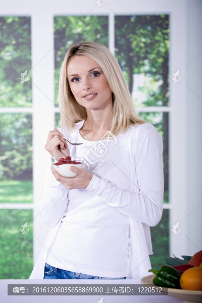女人用酸奶碗