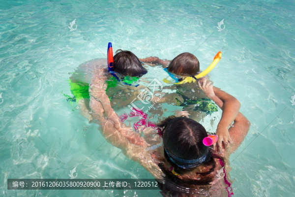 孩子在水中玩耍