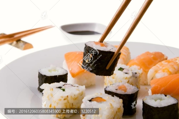 拿起壽司卷