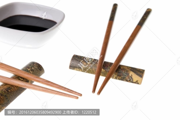 兩雙筷子和醬油