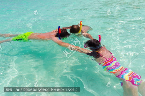 兒童在海上浮潛