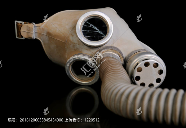 防毒面具。