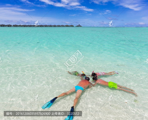 家庭浮潛在海上