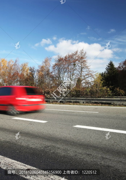 在高速公路上快速行駛的汽車