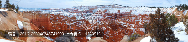 布萊斯峽谷全景與紅色的巖石和藍色的天空在冬天的雪。
