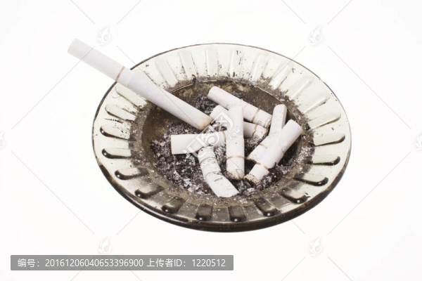 煙灰缸滿滿的煙蒂