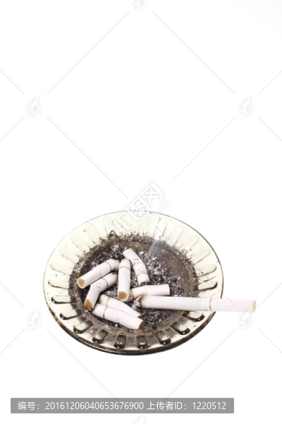煙灰缸滿滿的煙蒂