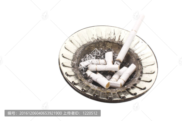 煙灰缸滿滿的煙蒂