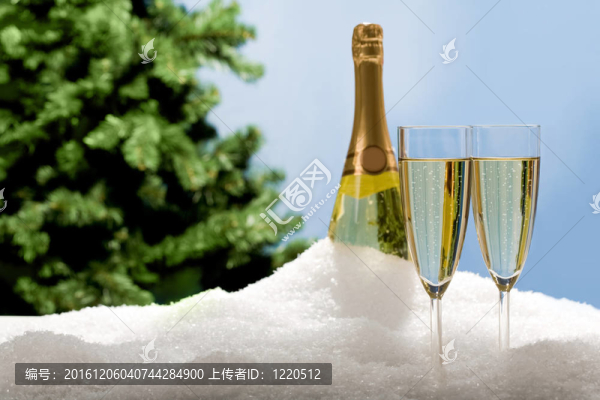 香檳酒杯在雪
